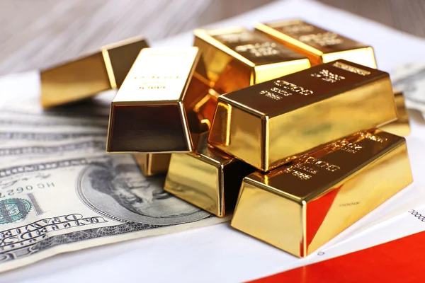 Goldbarren mit Dollarnoten — Stockfoto