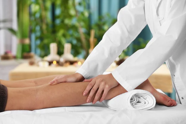Женщина расслабляется с массажем ног — стоковое фото