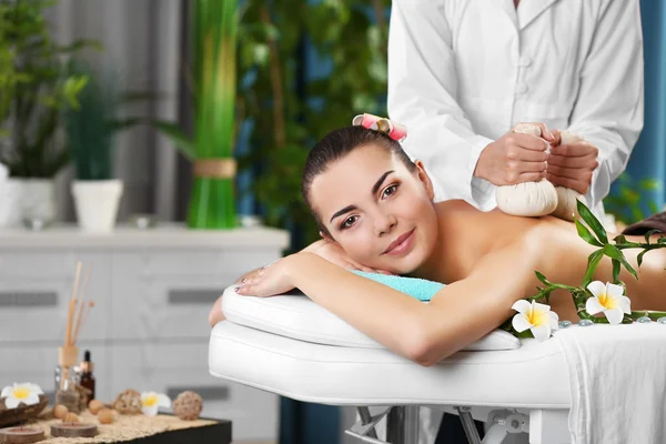 Mulher relaxante com massagem nas mãos — Fotografia de Stock