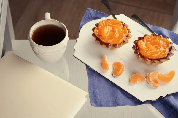 Sweet cakes with tangerines — Stock Photo, Image