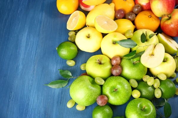 Frutas maduras coloridas —  Fotos de Stock