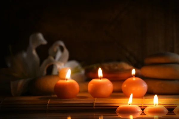 Wellness-Stillleben mit Steinen, Kerzen — Stockfoto