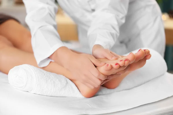 Mulher relaxante com massagem nas pernas — Fotografia de Stock