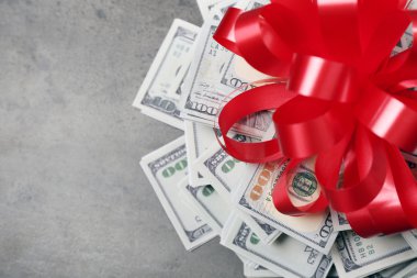 Fiyonklu hediye olarak dolar yığını 