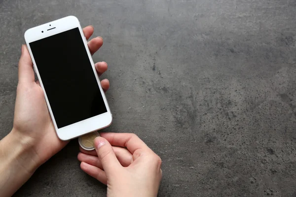 Manos sosteniendo el teléfono inteligente — Foto de Stock