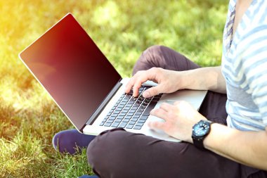 Bilgisayarlı genç adam