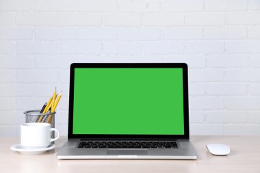 Tablo üzerinde modern dizüstü bilgisayar