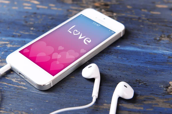 Mobiltelefon med romantiska screensaver — Stockfoto