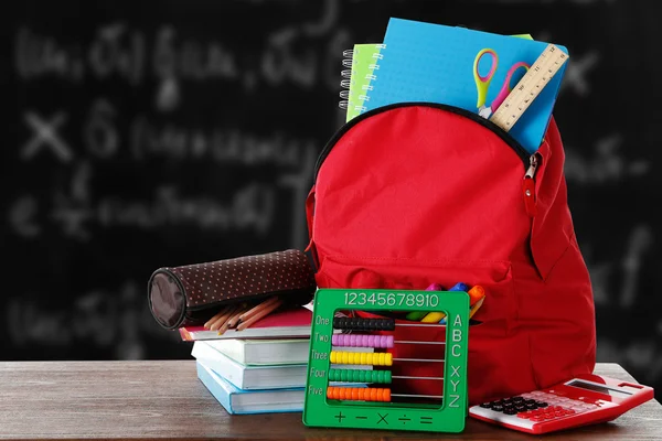 Tasche mit Schulmaterial — Stockfoto