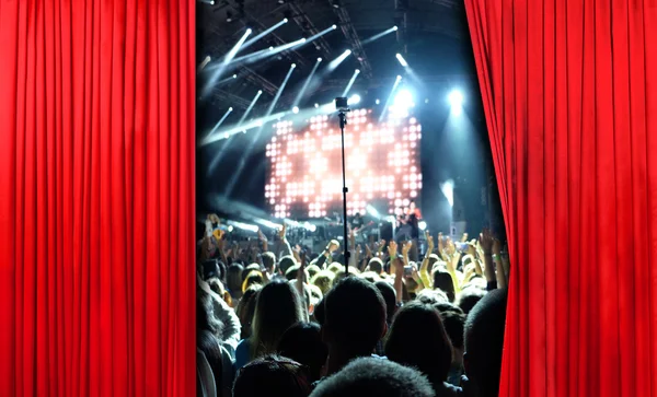 Красный занавес на концертной сцене слегка открыт — стоковое фото