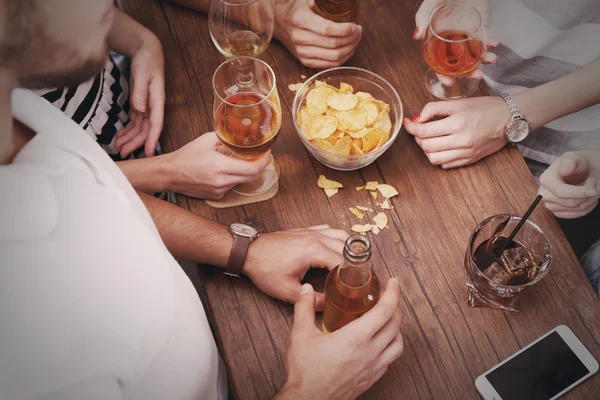 Amici che bevono bevande alcoliche al bar — Foto Stock