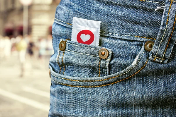 Kondom v kapse džíny — Stock fotografie