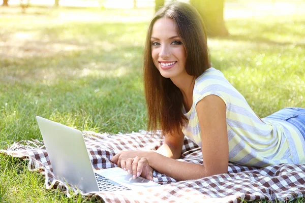 Beautiful young girl — Stock Photo, Image