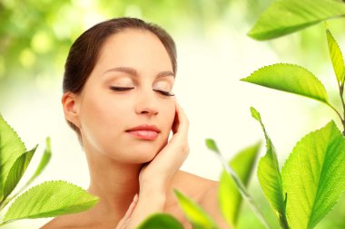 Genç ve güzel bir kadının portresi