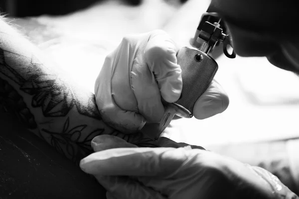Professional tattoo artist — Stock Photo, Image