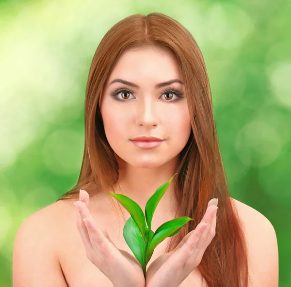 Portret Van Jonge Mooie Vrouw Groene Natuur Achtergrond — Stockfoto