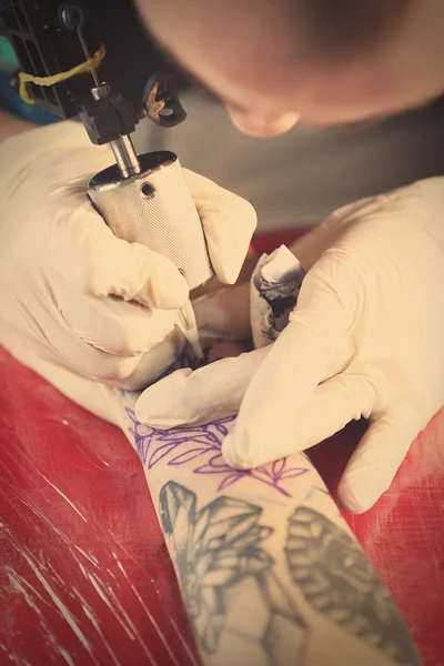 Artista de tatuagem profissional — Fotografia de Stock