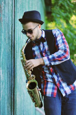 Saksafonla oynayan adam