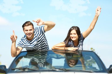 İki cabriolet otomobil içinde