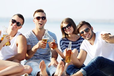 Bira ile genç ve güzel insanlar 