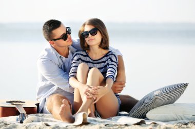 Nehir üzerinde genç Çift