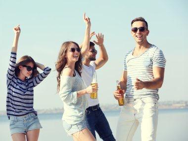 Bira ile genç ve güzel insanlar 