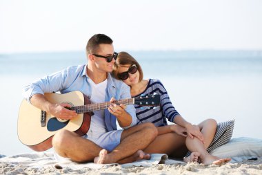 Nehir üzerinde genç Çift