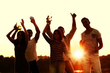 Bira ile genç ve güzel insanlar 