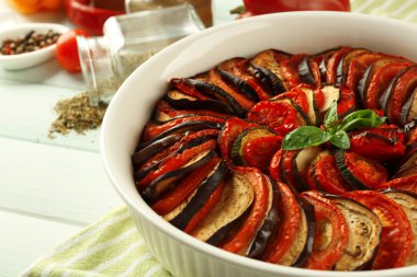 Ratatouille - geleneksel Fransız Provenkal sebze yemeği fırında pişirildi