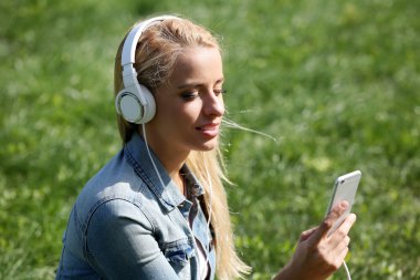 kulaklık ve smartphone kadın ile