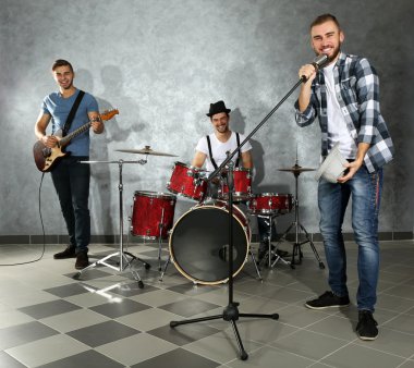 Müzik aletleri çalarken müzisyenler
