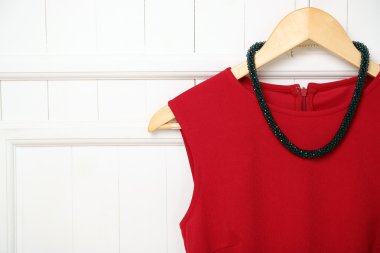 Kolye askısı duvar üzerinde