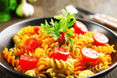 Lezzetli makarna yemek hizmet ahşap masa üzerinde siyah kase