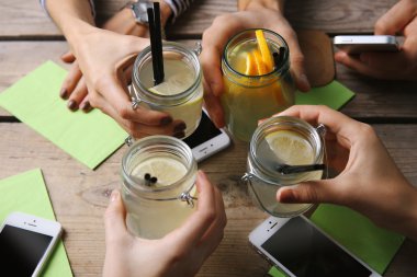 Akıllı telefonlar ile dört el  