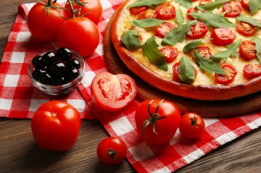 Pizza Margherita roka ve sebze, yakın çekim