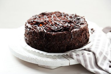 Lezzetli çikolatalı kek üzerinde açık renkli ahşap tablo