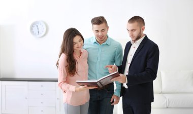 Emlakçı ile mutlu aile
