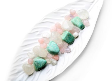 Yarı değerli taşlar bir tabak üzerinde