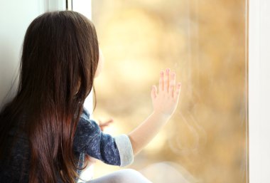 Küçük kız birini bekliyor