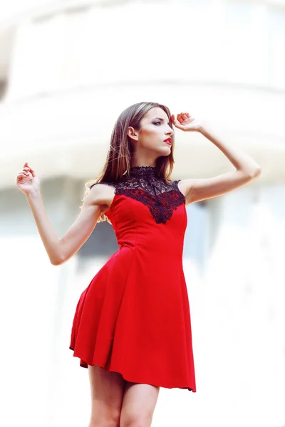 Beautiful girl posing on city street — Stock Photo, Image