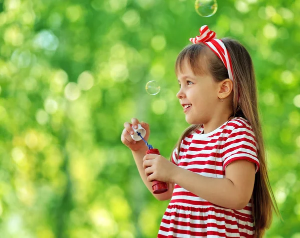 Klein meisje spelen in park — Stockfoto