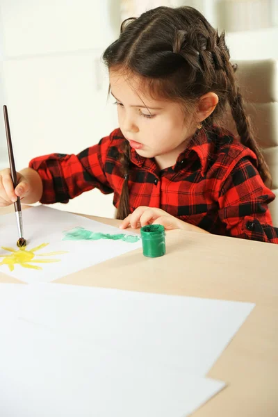 Roztomilé holčička malování obrázek — Stock fotografie
