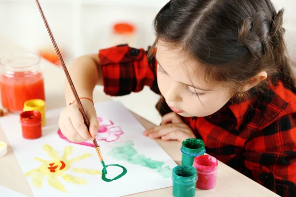 Schattig klein meisje schilderij foto — Stockfoto