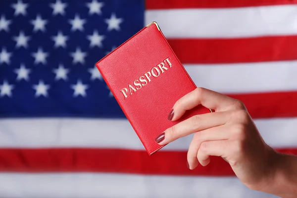 Mão segurando passaporte americano — Fotografia de Stock