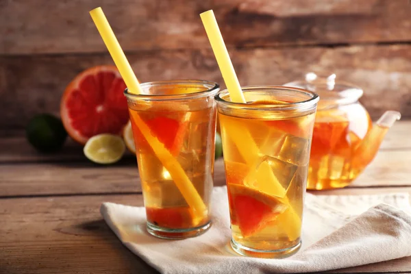 Iced tea with lemon and grapefruit on wooden background — Stock Photo, Image