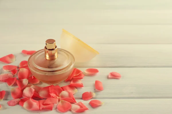 Bottle of perfume and flowers petals — Stock Photo, Image