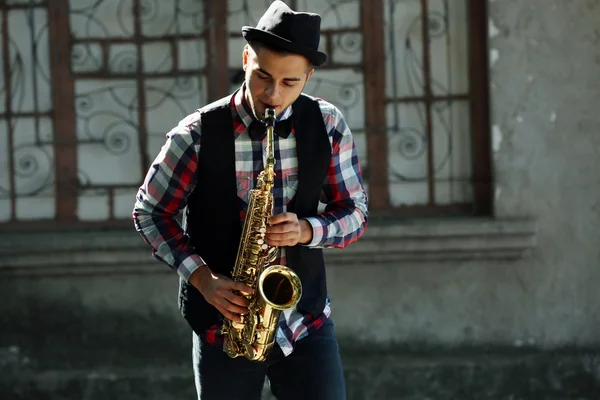 Mladý muž s saxofon — Stock fotografie