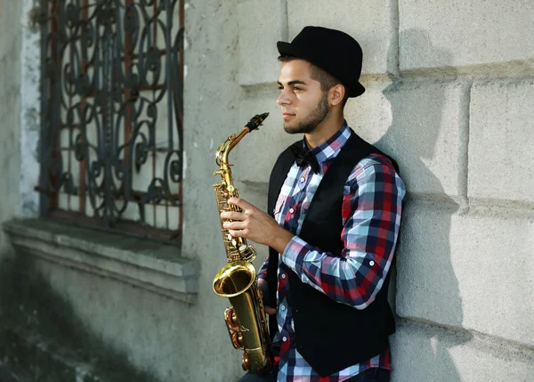 Jovem com saxofone — Fotografia de Stock