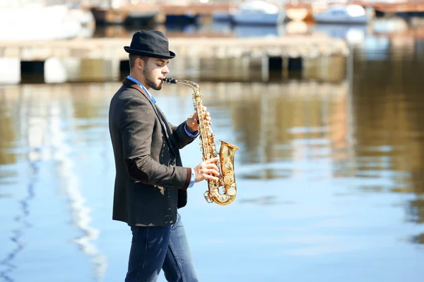 Hombre tocando en saxofón — Foto de Stock