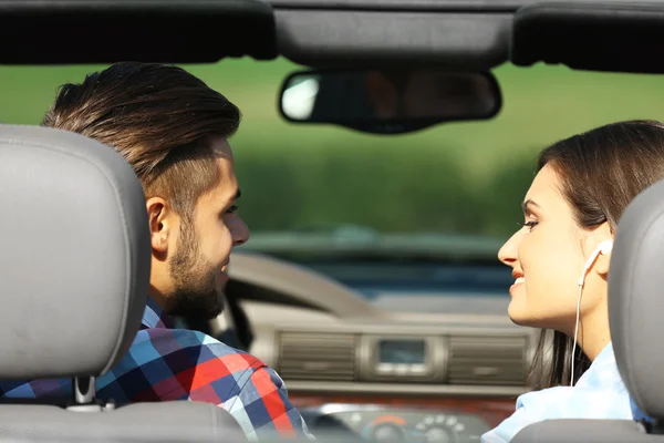 Paar in cabriolet auto — Stockfoto